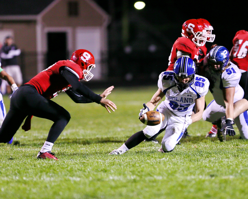 capps 3: During the 4th quarter Bulldogs Nick Miller(85) recovers a fumble from Struthers quarterback AJ Musolino (18)who losses the handle on the ball.