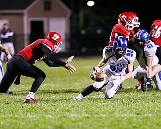 capps 3: During the 4th quarter Bulldogs Nick Miller(85) recovers a fumble from Struthers quarterback AJ Musolino (18)who losses the handle on the ball.