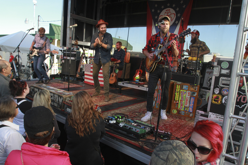 William D Lewis The Vindicator Red Wanting Blue performs at Barry Dyngles 10-4-15.