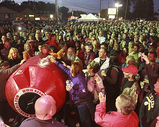 William D Lewis The Vindicator Crowd of nearly 4,000 on hand forQueen of Hearts drawing Barry Dyngles 10-4-15.