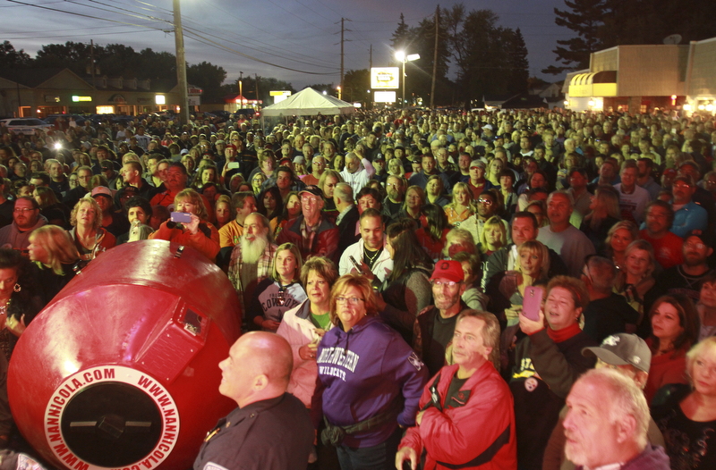 William D Lewis The Vindicator Crowd of nearly 4,000 on hand forQueen of Hearts drawing Barry Dyngles 10-4-15.
