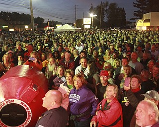 William D Lewis The Vindicator Crowd of nearly 4,000 on hand forQueen of Hearts drawing Barry Dyngles 10-4-15.