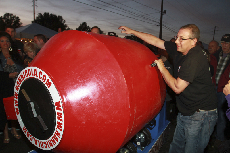 William D Lewis The Vindicator Crowd of nearly 4,000 on hand forQueen of Hearts drawing Barry Dyngles 10-4-15. Dyngles mgr Doug Duganne spins the drum before the draqwing.