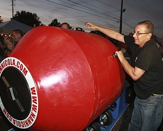 William D Lewis The Vindicator Crowd of nearly 4,000 on hand forQueen of Hearts drawing Barry Dyngles 10-4-15. Dyngles mgr Doug Duganne spins the drum before the draqwing.