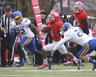 William D. Lewis The Vindicator YSU's Andre Stubbs( is pursued by SDS defenders JeRyan Butler(22) Nick Farina(24) during 10-17-15 game.