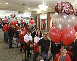 William D Lewis the vindicator Hundreds waiting to see OSU star Ezekiel Elliott during a 1-9-167 event at the Eastwood Mall in Niles.