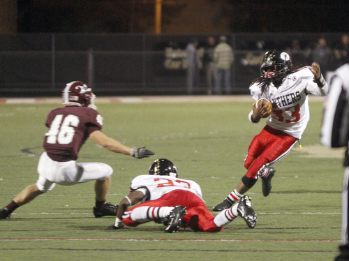 ROBERT  K. YOSAY | THE VINDICATOR
Boardman at Harding: Harding's #33 Keemari makes a cut as #23 Juvar King and Boardman's #46 Mike Melewski look on.