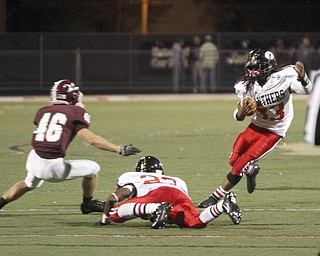 ROBERT  K. YOSAY | THE VINDICATOR
Boardman at Harding: Harding's #33 Keemari makes a cut as #23 Juvar King and Boardman's #46 Mike Melewski look on.
