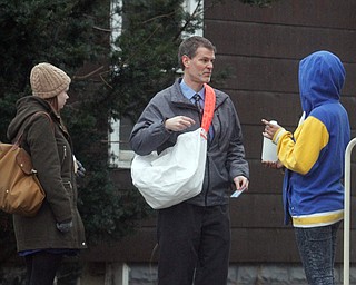      ROBERT K. YOSAY  | THE VINDICATOR..Passing out  the bottles  -  for lead testing- Reporters  Ed Runyan and Sarah Lehr talk with a Warren resident...--30-...