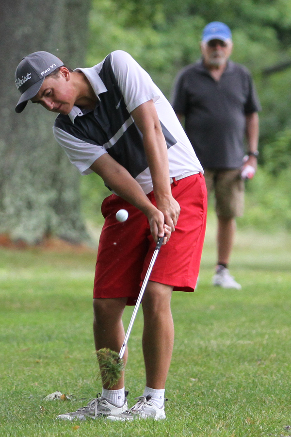Nikos Frazier | The Vindicator..Jake Miller, of Richmond, Ind. chips the ball onto the green.