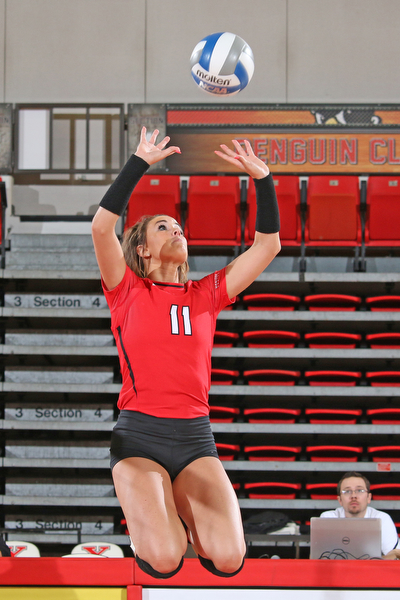 Youngstown State's Heather Splinter sets the ball during the first set of Sunday afternoons matchup against Cleveland State at the Beeghly Center.   Dustin Livesay  |  The Vindicator  9/25/16  Beeghly Center,  YSU