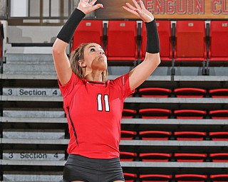 Youngstown State's Heather Splinter sets the ball during the first set of Sunday afternoons matchup against Cleveland State at the Beeghly Center.   Dustin Livesay  |  The Vindicator  9/25/16  Beeghly Center,  YSU