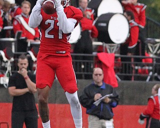 Nikos Frazier | The Vindicator..YSU's Darien Townsend(21) catches a pass in the third quarter at Stambaugh Stadium in Youngstown on Saturday, Oct. 1, 2016. Youngstown State University would go on to win, 30-20 against University of South Dakota.