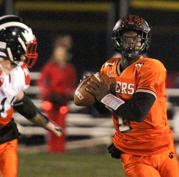 William D. Lewis/The Vindicator Howland's Samari Dean(1) looks downfield during Oct 13, 2016 action at Howland.