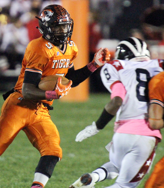 William D. Lewis/The Vindicator Howland's Tariq Ellis(5) is chased by Niles Jaylon Sanders(8) during Oct 13, 2016 action at Howland.