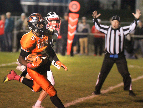 William D. Lewis/The Vindicator Howland's Tariq Ellis(5) scores while during 2nd qtr ofOct 13, 2016 action at Howland.