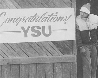 YSU PLAYER AARON GREEN WAITS ON 5TH AVE FOR THE PARADE TO START. GREEN WAS WAITING TO GET ON THE FLOAT WITH THE REST OF THE PLAYERS. 1/17/92