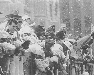YSU PARADE-YSU TEAM ON A FLATBED AS PEOPLE CHEER FOR THEM. 1/17/92