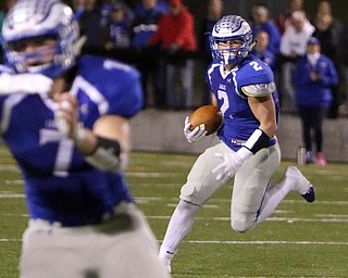 Hubbard's David Hernandez (2) looks to pick up some blocks during the second quarter of Friday nights matchup against Struthers at Hubbard High School.  Dustin Livesay  |  The Vindicator  10/14/16 Hubbard