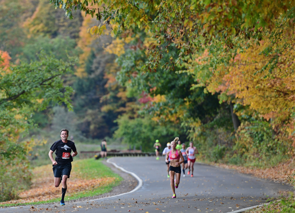 YOUNGSTOWN, OHIO - OCTOBER 23, 2016: Eric Shafer of Pittsburgh, Pennsylvania leads a pack of runners on West Glacier Drive inside Mill Creek Park during the Peace Race, Sunday morning. DAVID DERMER | THE VINDICATOR