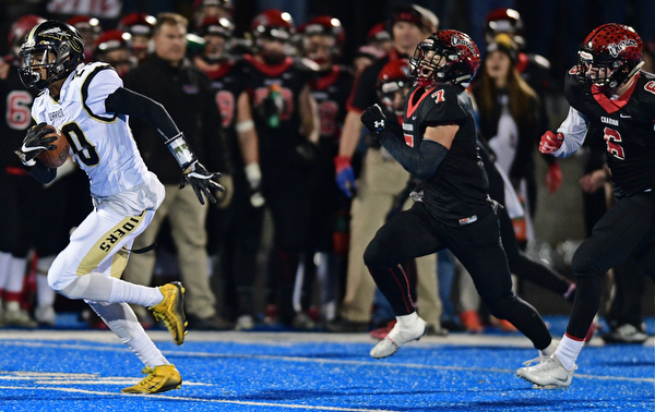 RAVENNA, OHIO - NOVEMBER 11, 2016: Geno Gonzalez #20 of Harding pulls away from Joe Cyvas #7 and Chase Kline #6 of Chardon during the second half of their playoff game Friday night at Ravenna High School. DAVID DERMER | THE VINDICATOR