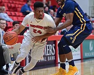 YOUNGSTOWN, OHIO - NOVEMBER 26, 2016: Cameron Morse #24 of YSU drives on Martin Dixon-Green #3 of Canisius during the first half of their game Saturday afternoon at the Beeghly Center. DAVID DERMER | THE VINDICATOR