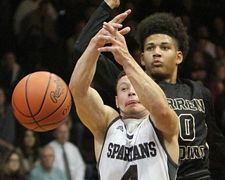 William D. Lewis The vindicator  HArding's LMike Hughes(3) and Boardman's Mike Melewski(4) during 12022016 action at Boardman.