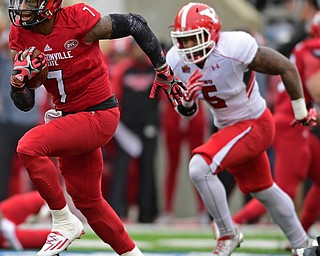 JACKSONVILLE, ALABAMA - DECEMBER 3, 2016: Quarterback Eli Jenkins #7 of Jacksonville State sprints in the open field before scoring a touchdown after running past linebacker Lee Wright #5 of YSU during the first half of their game Saturday afternoon at Burgess-Snow Field. YSU won 40-24. DAVID DERMER | THE VINDICATOR