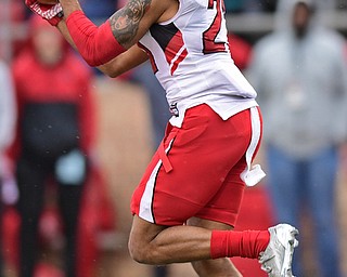 JACKSONVILLE, ALABAMA - DECEMBER 3, 2016: Receiver Darien Townsend #21 of YSU catches a pass in stride during the first half of their game Saturday afternoon at Burgess-Snow Field. YSU won 40-24. DAVID DERMER | THE VINDICATOR