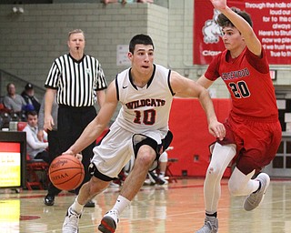 Struthers forward AJ Musolino(10) charges towards the basket pursued by Edgewood Hayden Kanicki(20) during the fourth quarter as The Struthers Wildcats takes on the Edgewood Warriors at the Struthers High School Fieldhouse in Struthers on Tuesday, Jan. 3, 2017. Struthers won, 55-45...(Nikos Frazier | The Vindicator)..
