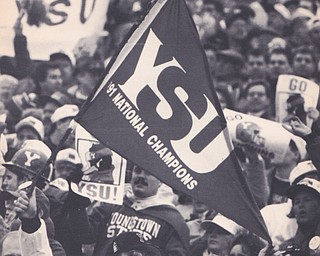 DOUG PHILLIPS OF NEW MIDDLETOWN CHEERS ON THE PENGUINS AND HIS HOMETOWN QB MARK BRUNGARD OF FIREND OF PHILLIPS. Dec. 18, 1993 Bob DeMay | The Vindicator File Photo