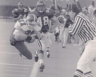 (dec. 6, 1997) YSU's JAKE ANDREADIS(21) DIVES OVER THE GOAL LINE TO SCORE YSU'S FINAL TD PUTTING THEM UP 37-28 IN THE FOURTH QUARTER AS HE IS CHASED BY VILLANOVA'S JASON GATTUSO (48). VILLANOVA SCORED ONCE MORE BUT FELL SHORT AS YSU WON 37-34 BRUCE PALMER | THE VINDICATOR FILE PHOTO