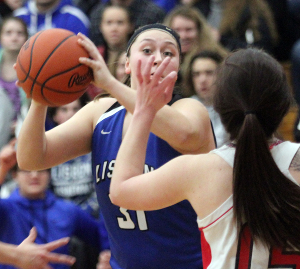 William D. Lewis The Vindicator Lisbon's Makenzie Mason(31) shoots past Columbiana'sKennedy fullum( 15) l during Jan. 9, 2017 action at Columbiana.