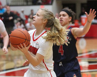 William D. Lewis The Vindicator YSU'sMelinda Trimmer(14) shoots around UIC's Laura Litchfield(4) during Jan 12 , 2017 action at YSU.