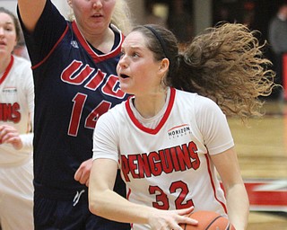 William D. Lewis The Vindicator YSU's Jenna Hirsch(32) drives around UIC's Tyra Carlsten-Handberg(14) during Jan 12 , 2017 action at YSU.