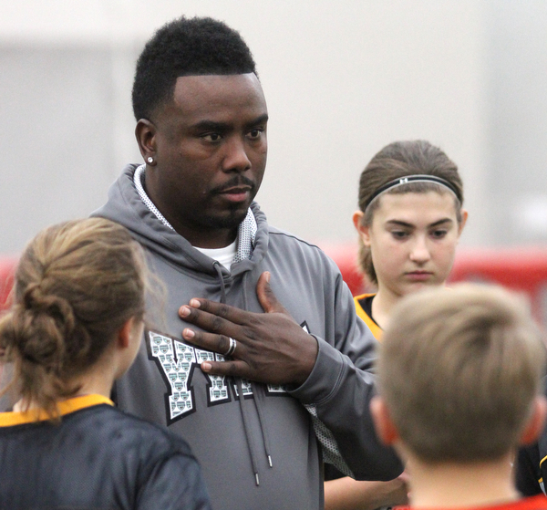 Head coach Elliot Giles talks with his players during practice at the Watson and Tressel Training Site at Youngstown State University in Youngstown on Thursday, Jan. 5, 2017. ..(Nikos Frazier | The Vindicator)..