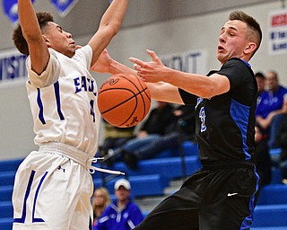 HUBBARD, OHIO - JANUARY 24, 2016: Austin Shortreed #3 of Lakeview reaches for the ball after Davion Daniels #4 of Hubbard deflected a deep in bounds pass during the first half of their game Tuesday night at Hubbard High School. DAVID DERMER | THE VINDICATOR