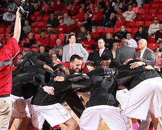 The Youngstown State team huddles before taking on the Cleveland State Vikings at the Beeghly Center in Youngstown on Saturday, Jan. 28, 2017. The Penguins won, 67-64...(Nikos Frazier | The Vindicator)..