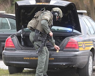        ROBERT K. YOSAY  | THE VINDICATOR..Swat team members arrive - and are briefed (CRT TEAM)..GOSHEN Ñ Mahoning County Sheriff Jerry Greene said a suspect is dead from "apparent suicide" after shots were fired as deputies tried to serve a civil order of protection at about 11:20 a.m... .-30-