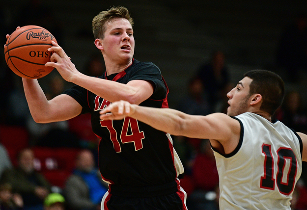 STRUTHERS, OHIO - MARCH 3, 2017: Mitch Davidson #14 of Salem looks to pass while being pressured by AJ Mussolino #10 of Struthers during the second half of their game Friday night at Struthers High School. DAVID DERMER | THE VINDICATOR