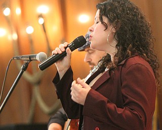 William D Lewis The Vindicator Neshama Carlebach, cantoral solist, sings during 150th anniversary celebration at Congregation Rodef Shalom in Younstown 5-12-17.