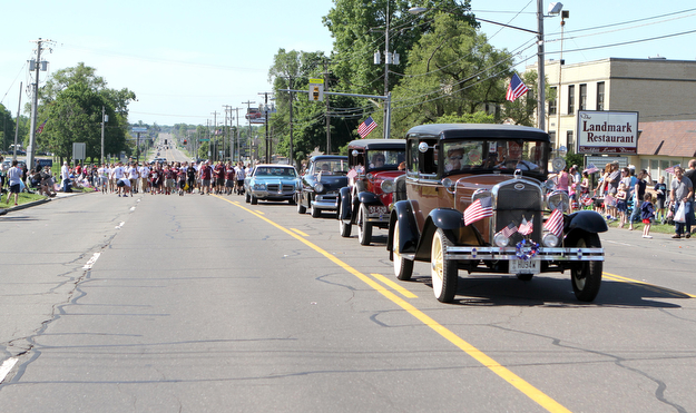 A row of classic cars drove up Market street and tossed out candy during the Memorial Day Parade in Boardman on Monday morning.   Dustin Livesay  |  The Vindicator  5/29/17  Boardman.