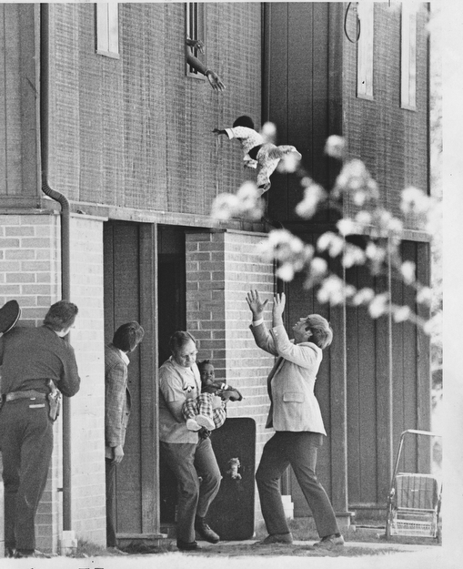 PAUL R. SCHELL | VINDICATOR FILE PHOTO
Carla Blair-Bohannon drops one of her children from a window while being held hostage by a bank-robbery suspect in 1977. Blair-Bohannon later escaped the ordeal. 