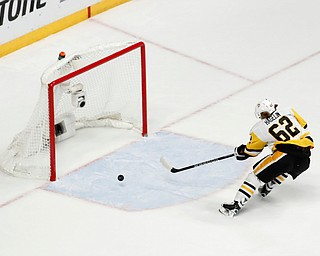 Pittsburgh Penguins' Carl Hagelin (62), of Sweden, scores a goal against the Nashville Predators during the third period of Game 6 of the NHL hockey Stanley Cup Final, Sunday, June 11, 2017, in Nashville, Tenn. (AP Photo/Jeff Roberson)