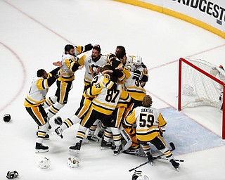 Pittsburgh Penguins players celebrate after defeating Nashville Predators 2-0 in Game 6 of the NHL hockey Stanley Cup Final, Sunday, June 11, 2017, in Nashville, Tenn. (AP Photo/Jeff Roberson)