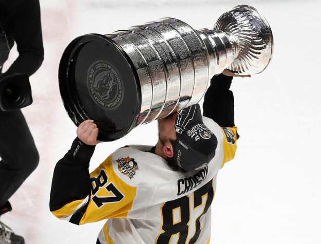 Pittsburgh Penguins' Sidney Crosby (87) kisses the Stanley Cup after defeating Nashville Predators in Game 6 of the NHL hockey Stanley Cup Final, Sunday, June 11, 2017, in Nashville, Tenn. (AP Photo/Jeff Roberson)