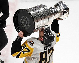 Pittsburgh Penguins' Sidney Crosby (87) kisses the Stanley Cup after defeating Nashville Predators in Game 6 of the NHL hockey Stanley Cup Final, Sunday, June 11, 2017, in Nashville, Tenn. (AP Photo/Jeff Roberson)