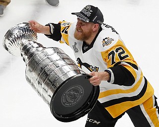 Pittsburgh Penguins' Patric Hornqvist (72), of Sweden, hoists the Stanley Cup after defeating Nashville Predators in Game 6 of the NHL hockey Stanley Cup Final, Sunday, June 11, 2017, in Nashville, Tenn. (AP Photo/Jeff Roberson)