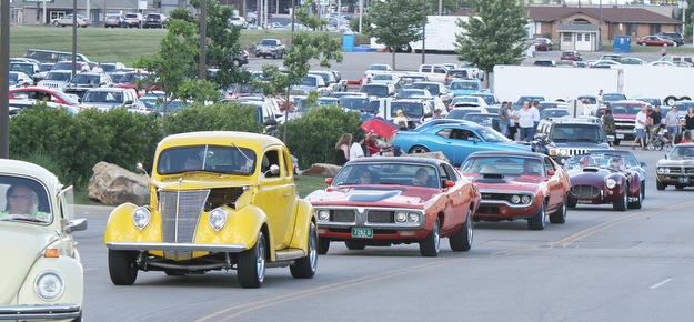 William D. Lewis The Vindicator   Classic cars and hot rods make their way along 224 from the fairgrounds to SP Mall for Hot Rod Super NAtionals afterparty 6-24-17.