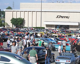 William D. Lewis The Vindicator   Classic cars and hot rods on display at SP Mall for Hot Rod Super NAtionals afterparty 6-24-17.